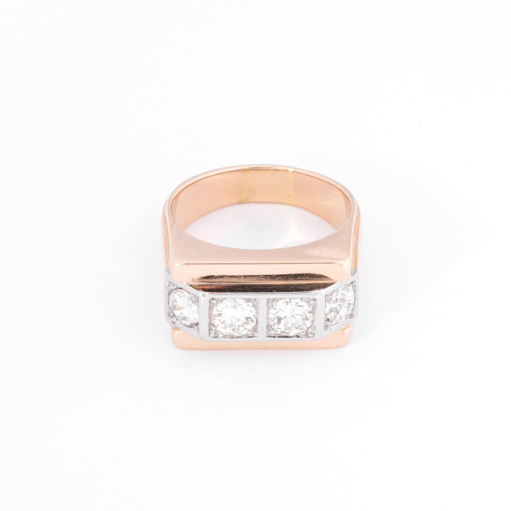 Bague chevalière ornée de diamant