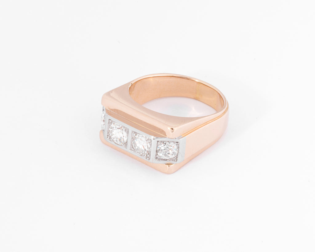 Bague chevalière ornée de diamant