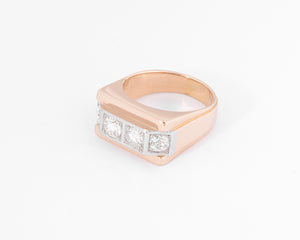 Bague chevalière ornée de diamant
