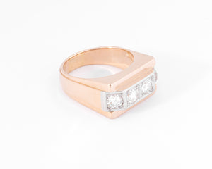 Bague chevalière ornée de diamant