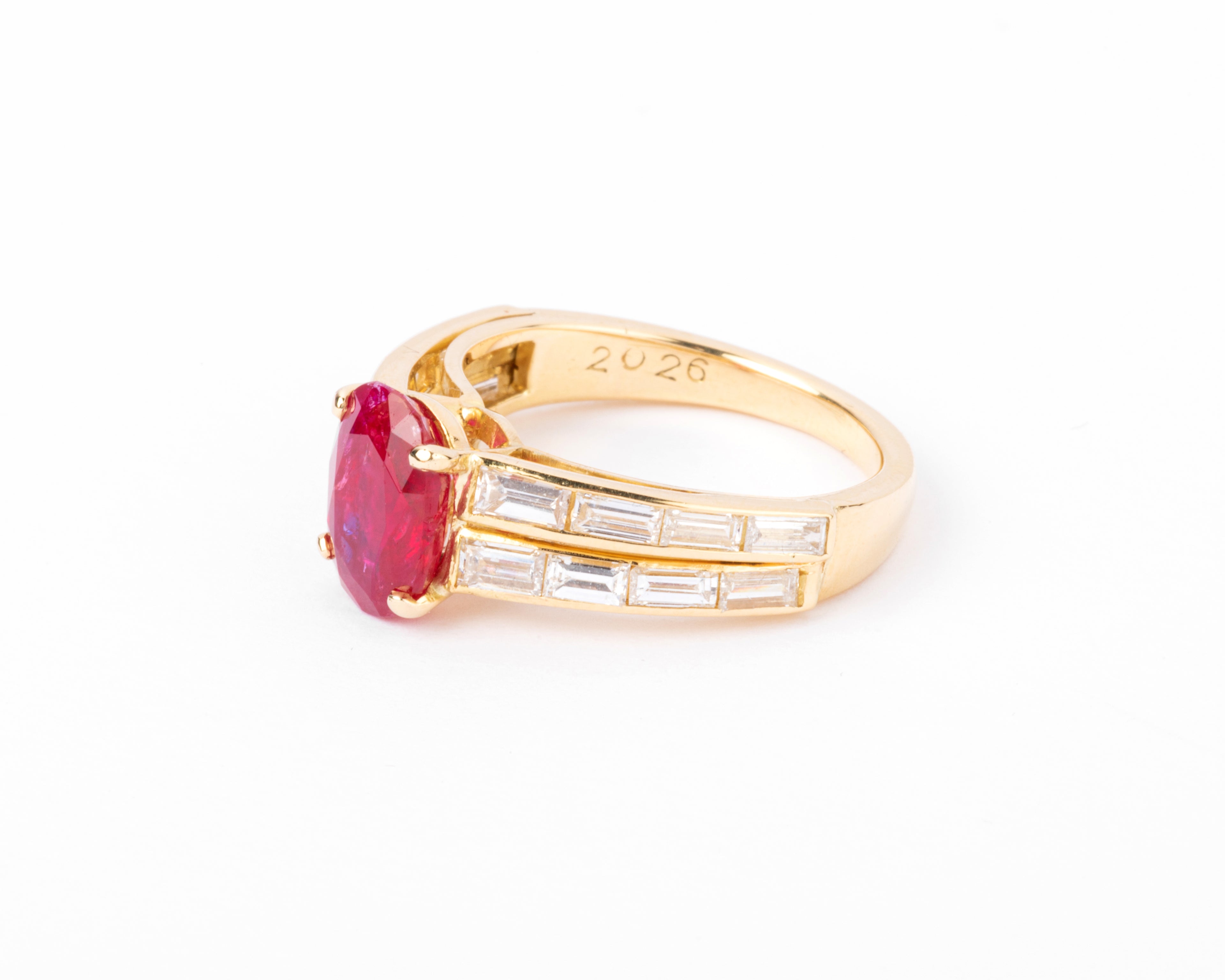 Bague or jaune ornée d'un rubis Birman