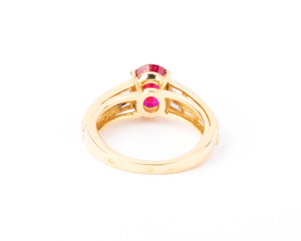 Bague or jaune ornée d'un rubis Birman