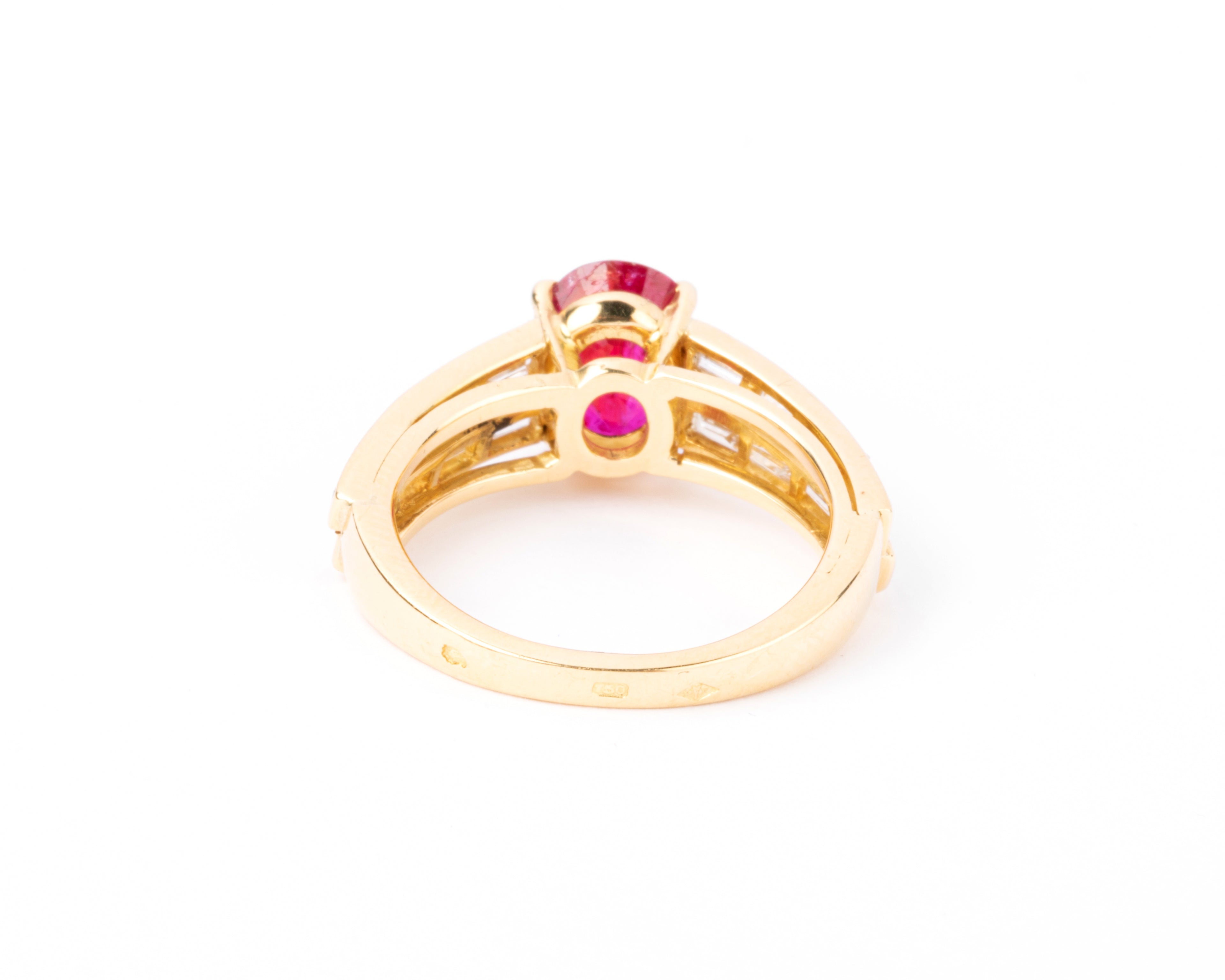 Bague or jaune ornée d'un rubis Birman
