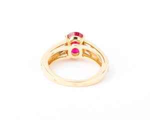 Bague or jaune ornée d'un rubis Birman