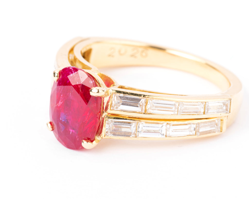 Bague or jaune ornée d'un rubis Birman