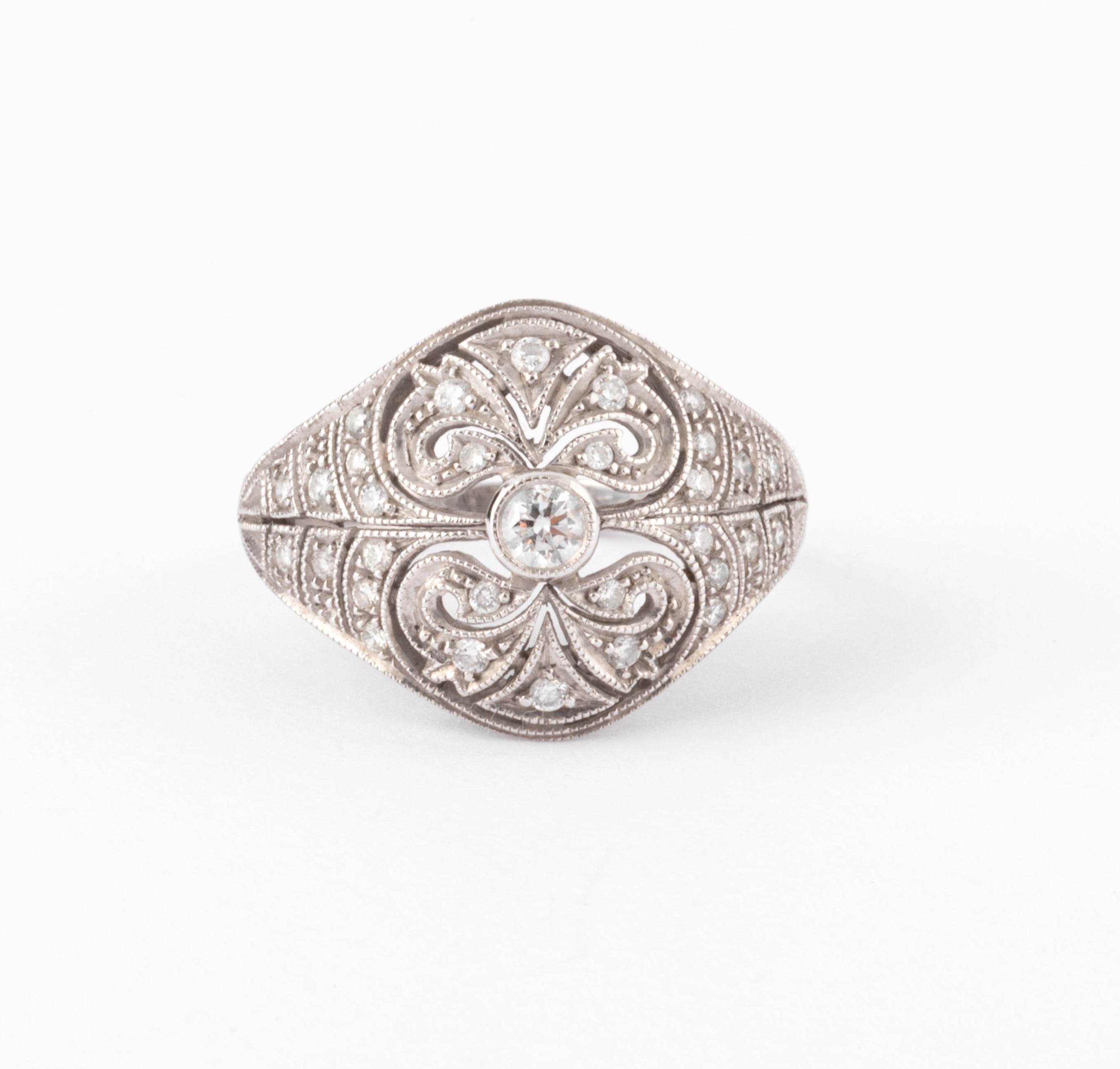 Bague dôme or gris et diamants ciselée
