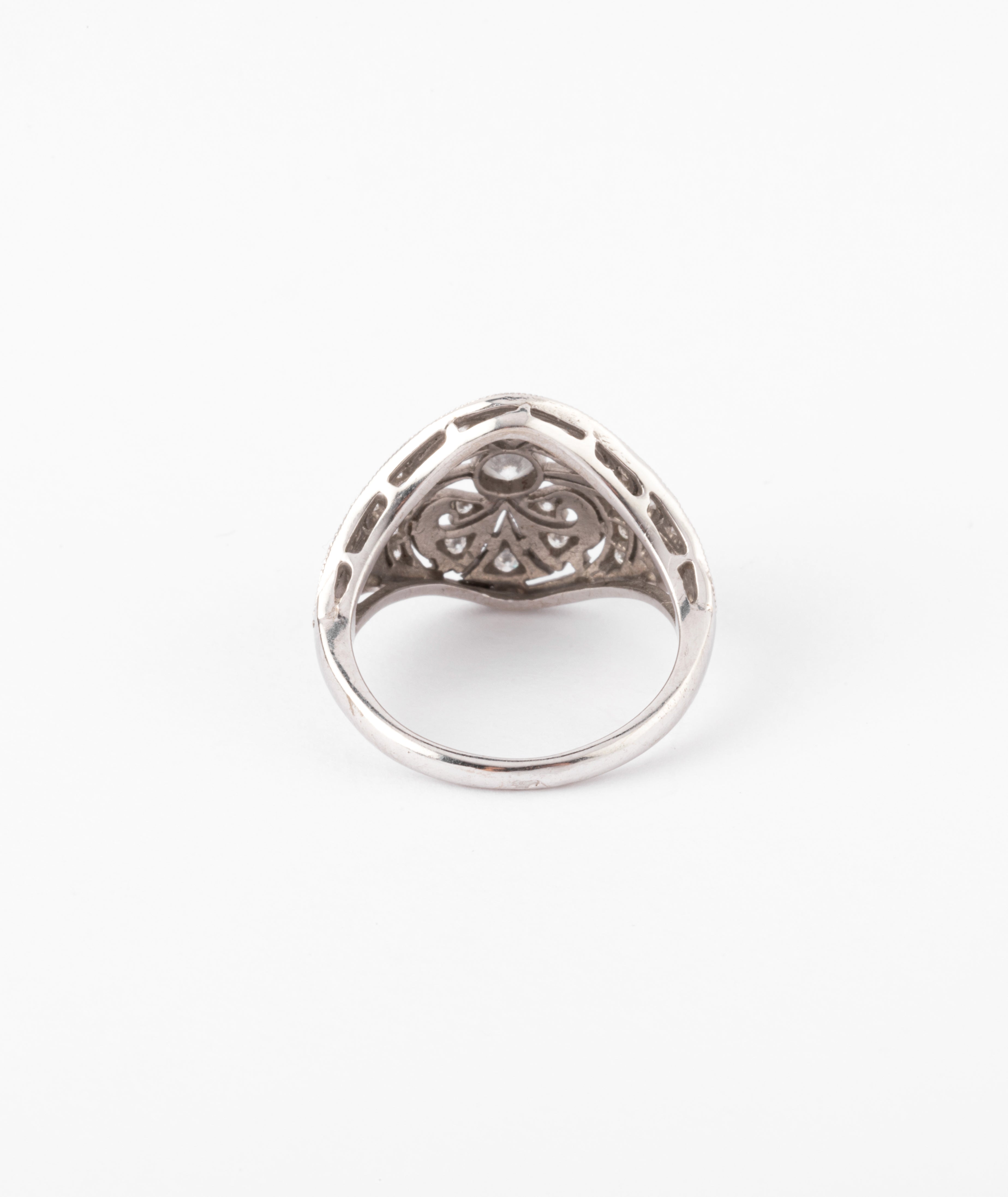 Bague dôme or gris et diamants ciselée