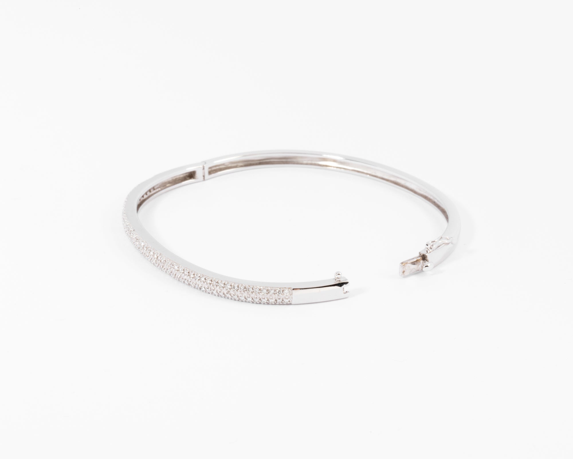 Bracelet  or gris rigide ouvrant en diamant