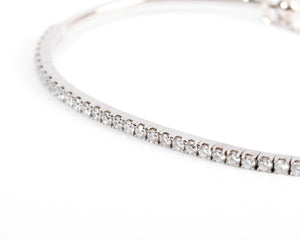 Bracelet demi jonc or gris et diamant sur le dessus