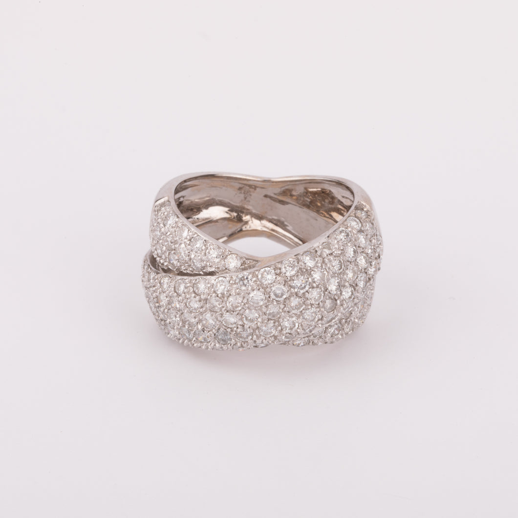 Bague or gris croisée entièrement pavée de diamant