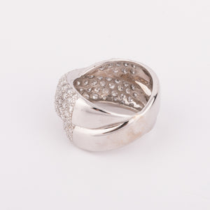 Bague or gris croisée entièrement pavée de diamant