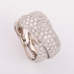 Bague or gris croisée entièrement pavée de diamant