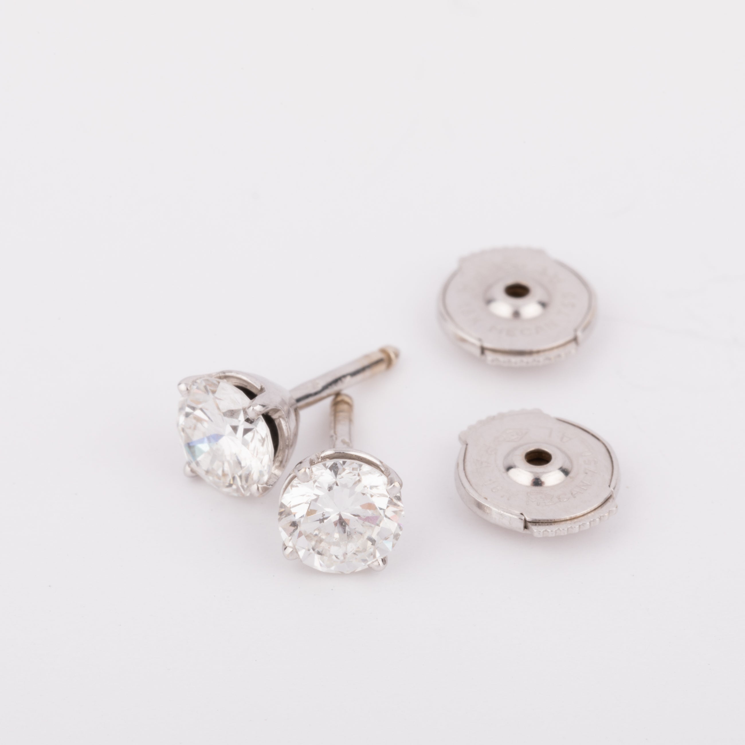 Paire de puce en diamant sur or gris 4 griffes