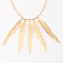 Charger l&#39;image dans la galerie, Collier en or H.Stern formant des plumes en or
