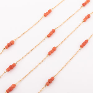 Sautoir en or jaune et  boules de corail facettés