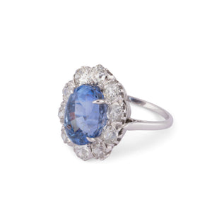 Bague entourage  Saphir de Ceylan ovale et diamant