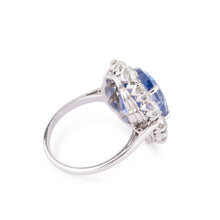 Charger l&#39;image dans la galerie, Bague entourage  Saphir de Ceylan ovale et diamant
