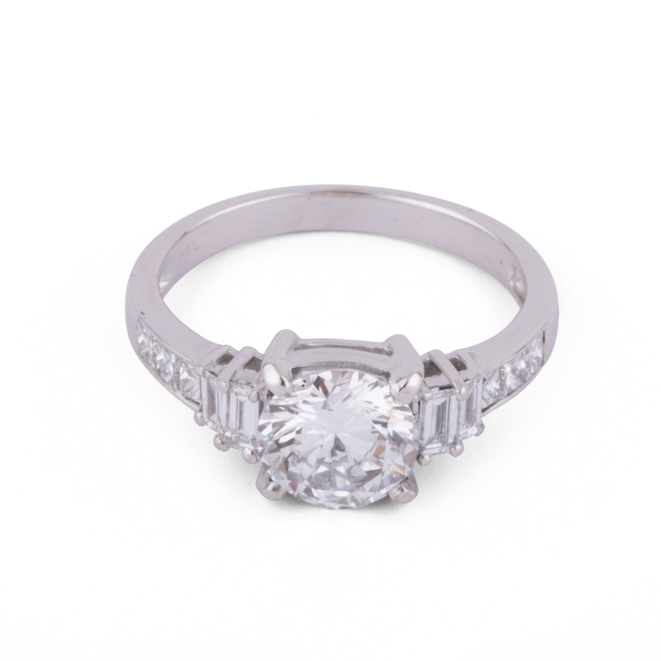 Bague or gris ornée d'un diamant taille brillant