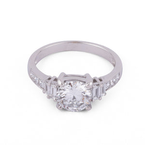 Bague or gris ornée d'un diamant taille brillant