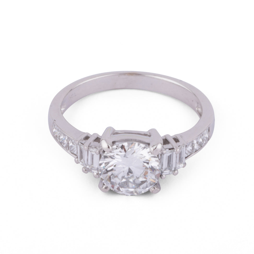 Bague or gris ornée d'un diamant taille brillant