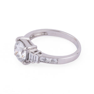Bague or gris ornée d'un diamant taille brillant