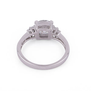 Bague or gris ornée d'un diamant taille brillant