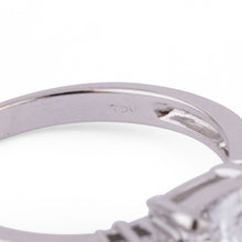 Charger l&#39;image dans la galerie, Bague or gris ornée d&#39;un diamant taille brillant
