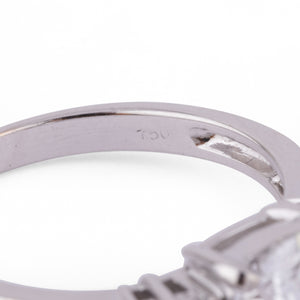Bague or gris ornée d'un diamant taille brillant