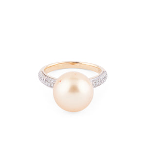 Bague en or jaune, ornée d'une perle de culture Gold des mers du sud