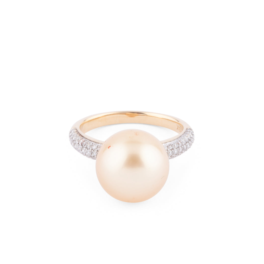 Bague en or jaune, ornée d'une perle de culture Gold des mers du sud
