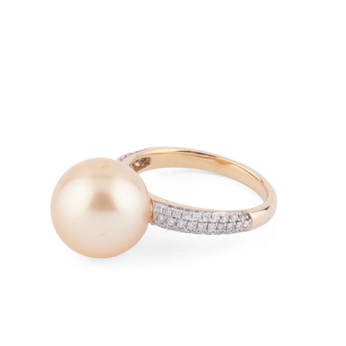 Bague en or jaune, ornée d'une perle de culture Gold des mers du sud