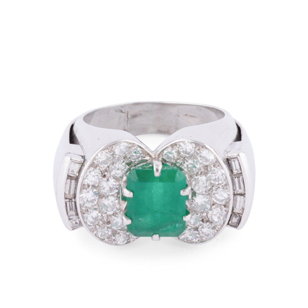 Bague en or gris et platine ornée d'une émeraude et diamants