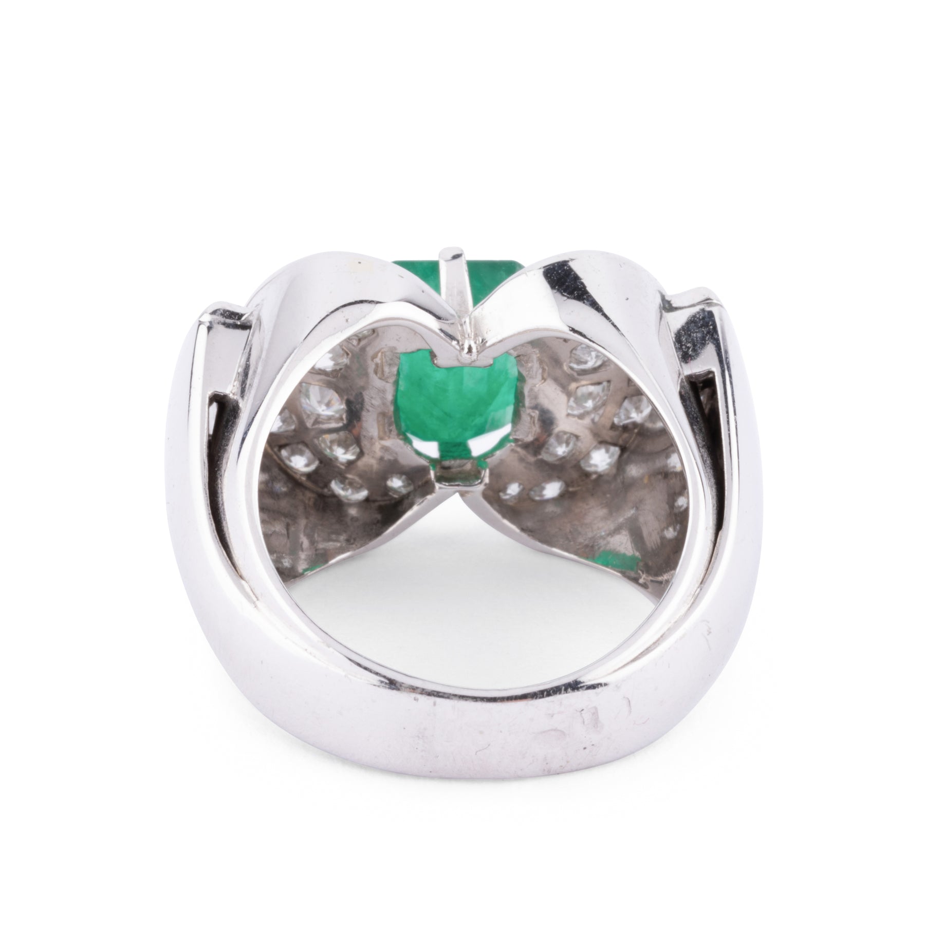 Bague en or gris et platine ornée d'une émeraude et diamants