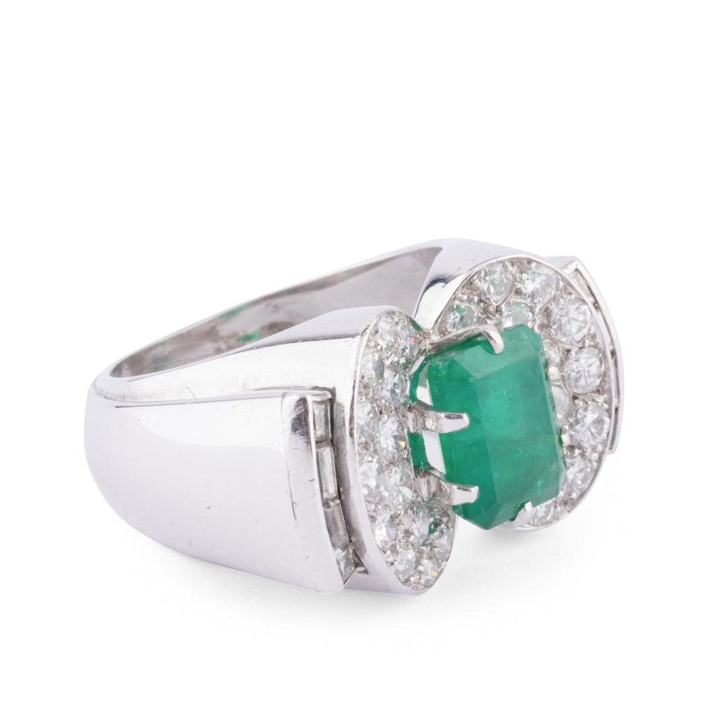 Bague en or gris et platine ornée d'une émeraude et diamants
