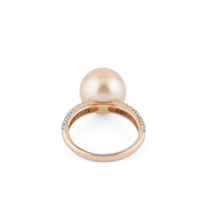 Bague en or jaune, ornée d'une perle de culture Gold des mers du sud