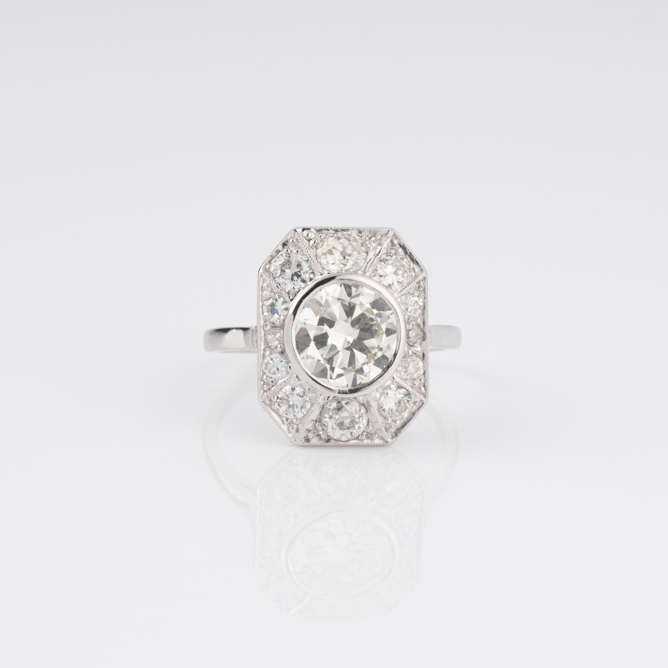 Bague platine ornée dans son centre d'un diamant taille ancienne