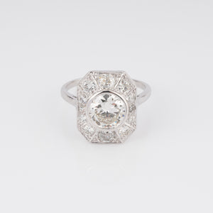 Bague platine ornée dans son centre d'un diamant taille ancienne