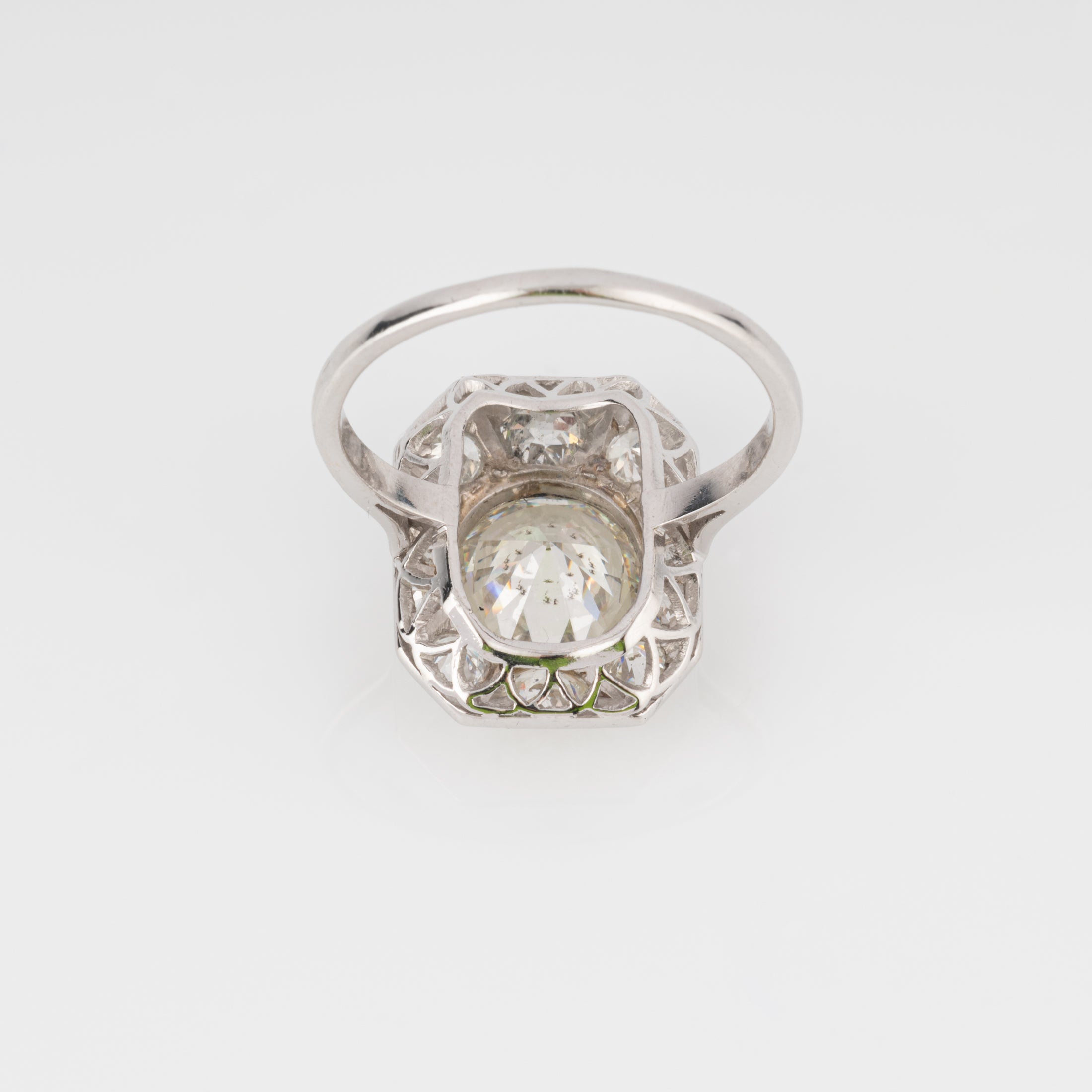 Bague platine ornée dans son centre d'un diamant taille ancienne