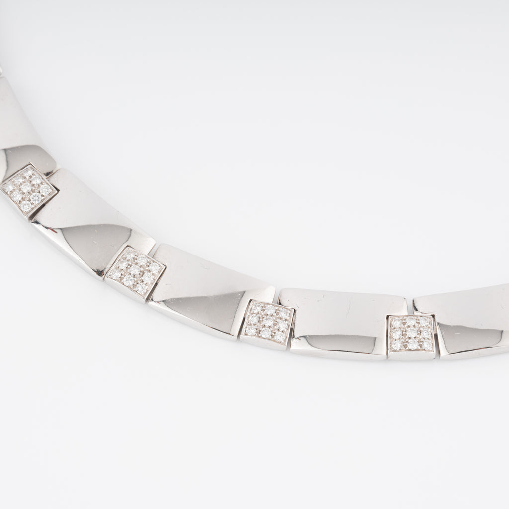 Collier or gris et diamants de la Maison Chaumet