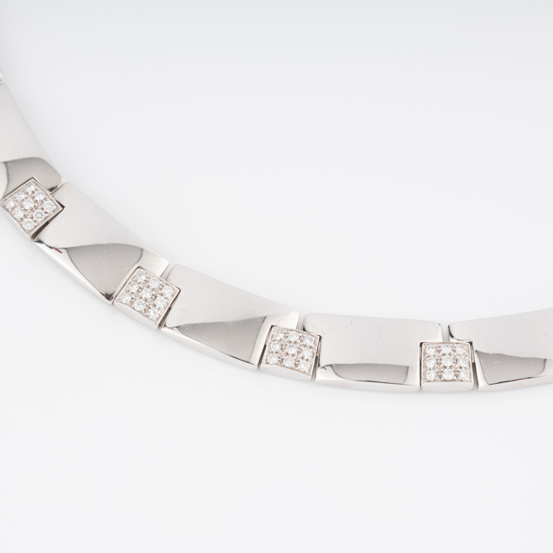 Collier or gris et diamants de la Maison Chaumet