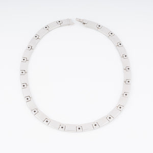 Collier or gris et diamants de la Maison Chaumet