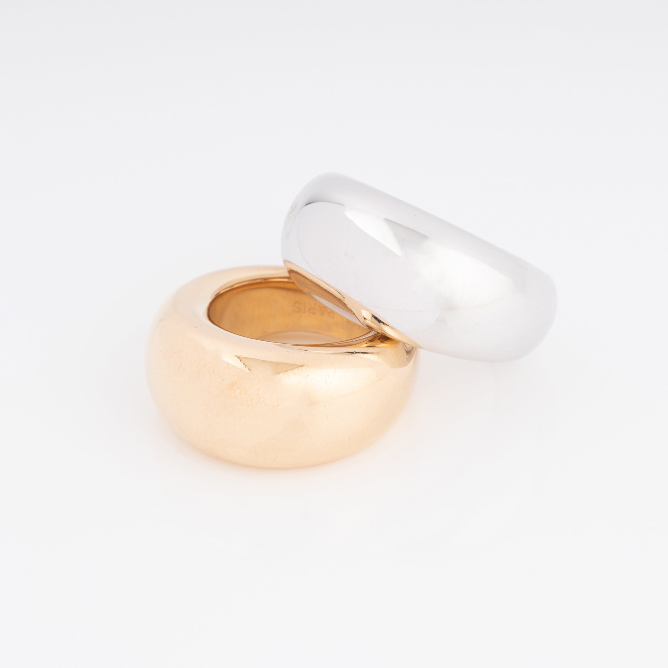 Une bague jonc or gris signée de la Maison Chaumet modèle Anneau