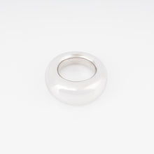 Charger l&#39;image dans la galerie, Une bague jonc or gris signée de la Maison Chaumet modèle Anneau
