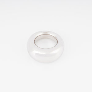 Une bague jonc or gris signée de la Maison Chaumet modèle Anneau