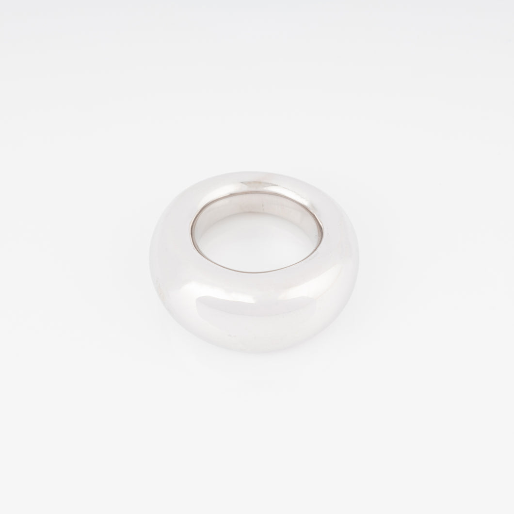 Une bague jonc or gris signée de la Maison Chaumet modèle Anneau