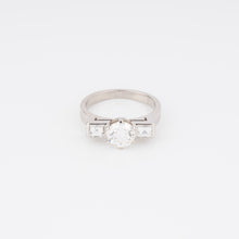 Charger l&#39;image dans la galerie, Bague en or gris centrée d’un diamant taille moderne
