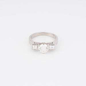 Bague en or gris centrée d’un diamant taille moderne