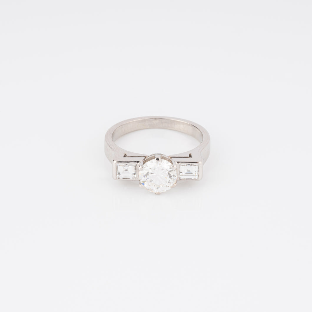 Bague en or gris centrée d’un diamant taille moderne