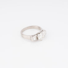 Charger l&#39;image dans la galerie, Bague en or gris centrée d’un diamant taille moderne
