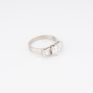 Bague en or gris centrée d’un diamant taille moderne
